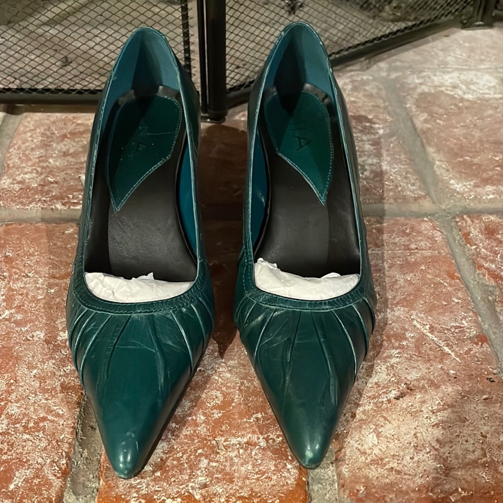 Green leather pump